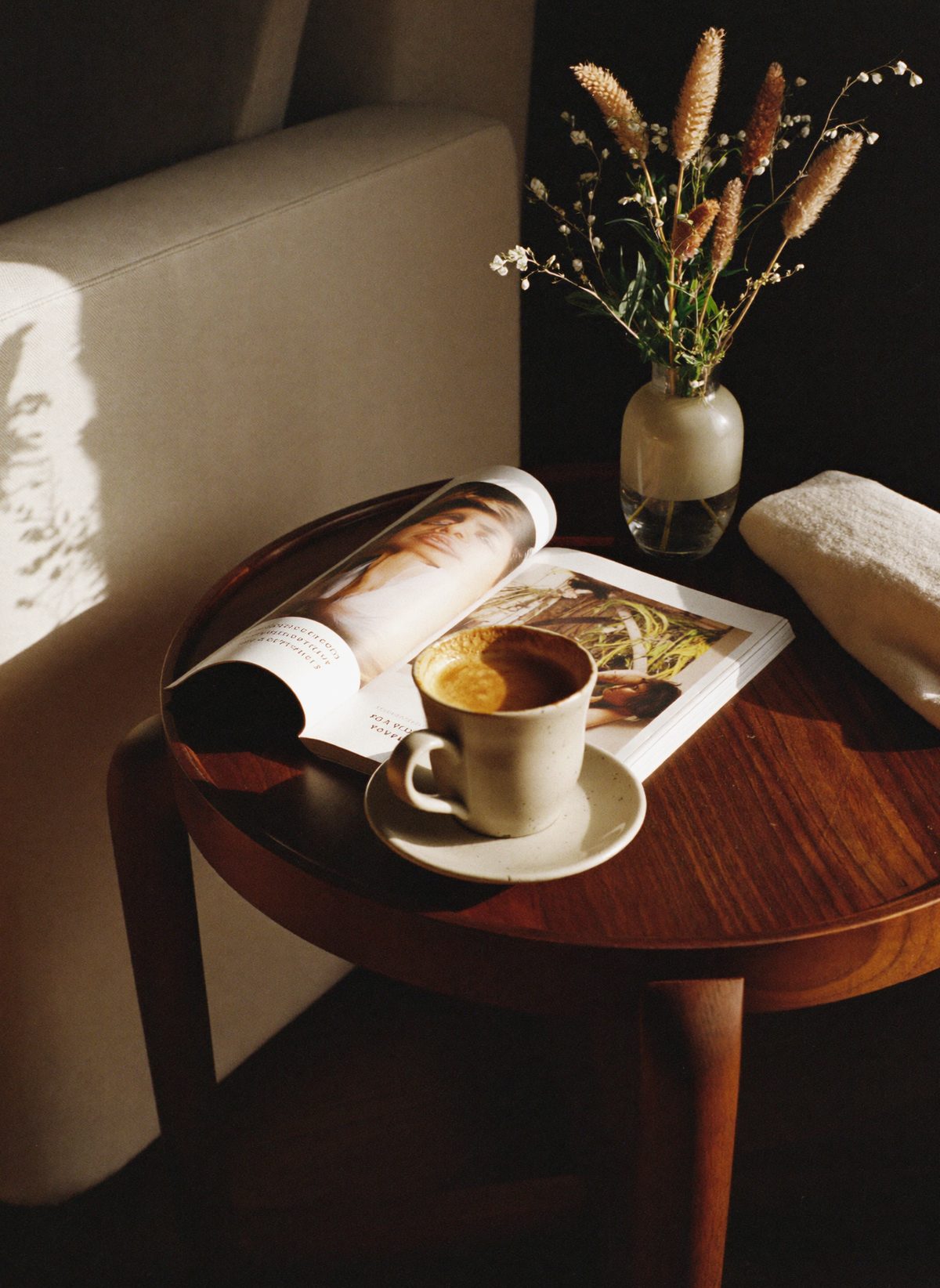 Kaffee auf einem Beistelltisch neben dem Salonsessel