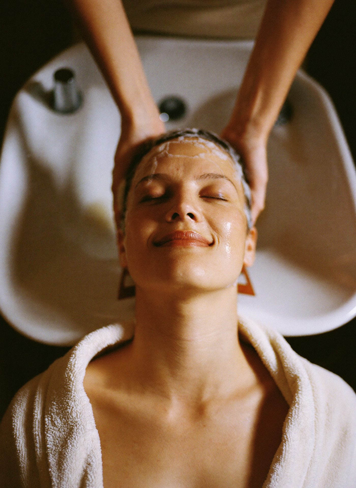Kopfmassage am Waschbecken